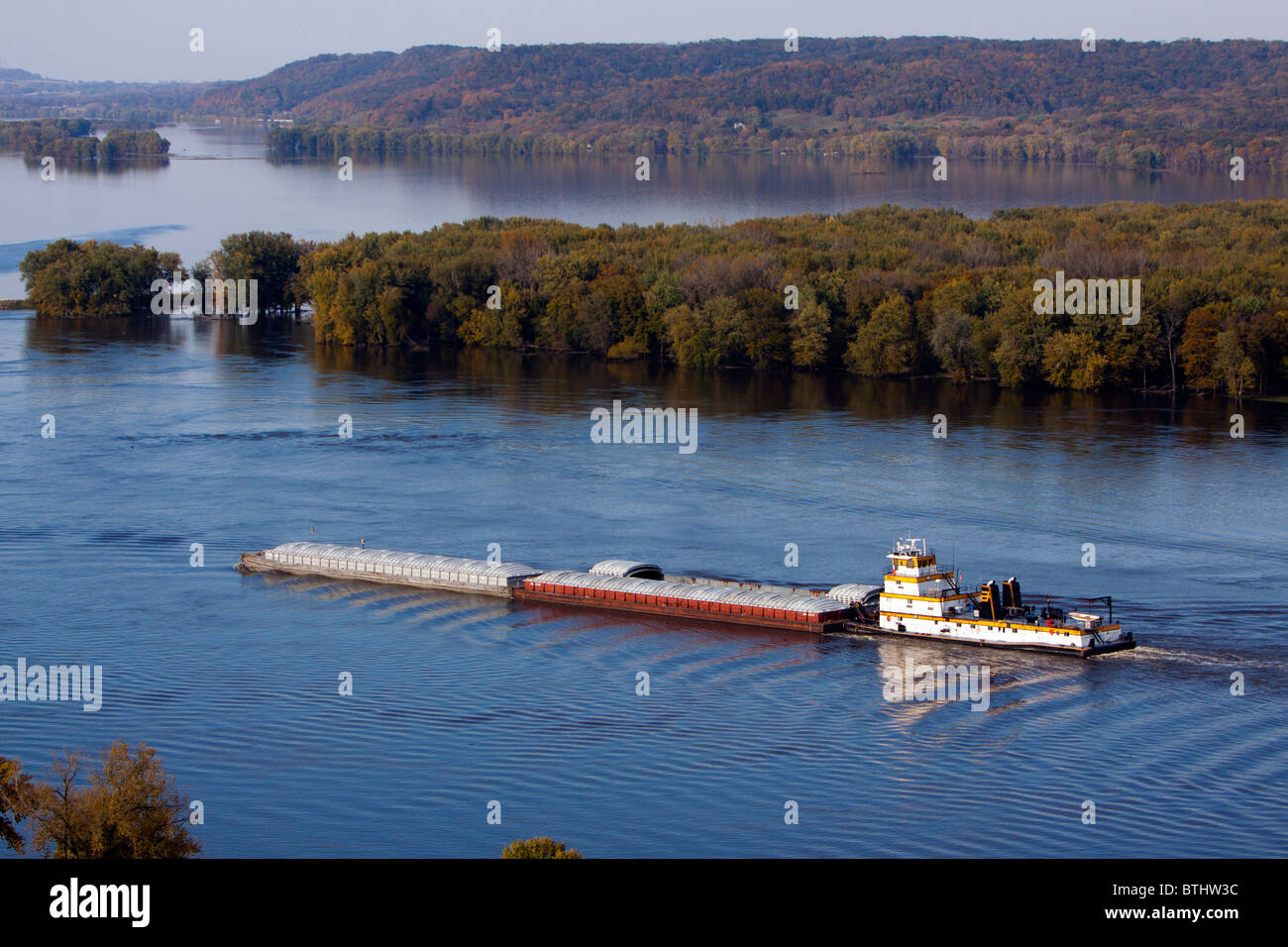 Ein Lastkahn macht seinen Weg auf dem Mississippi am Bellevue, IA. Stockfoto