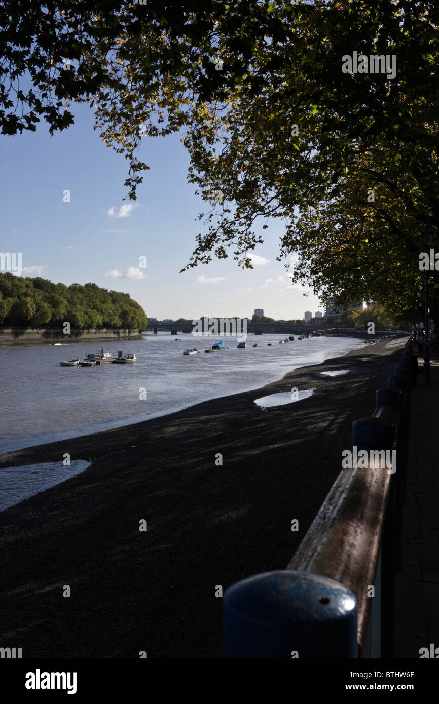 Ebbe am Putney Embankment, gesehen hier aus westlicher Sicht Blick in Putney Bridge in Süd-west-London. Stockfoto