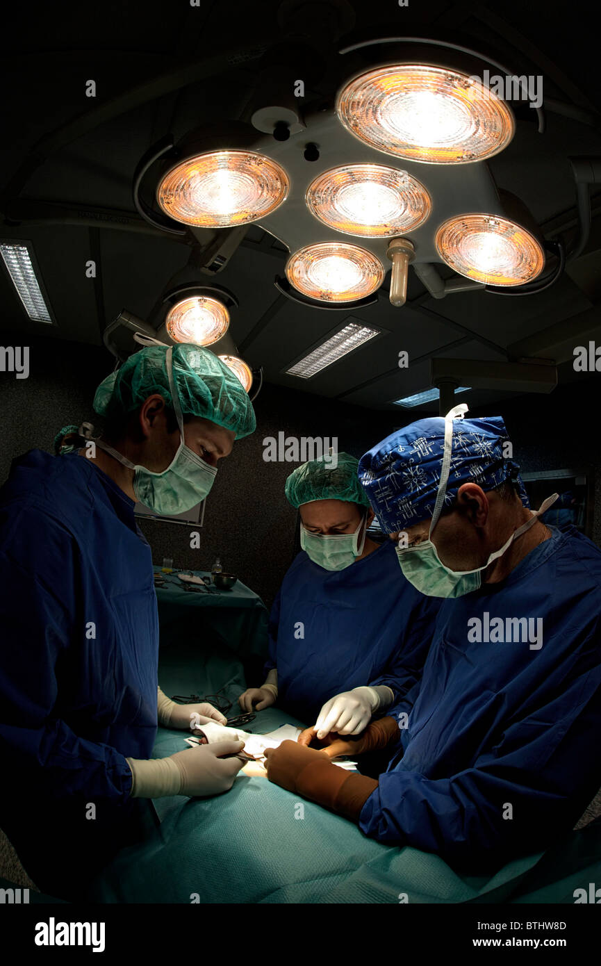 Ärzte der Chirurgie im OP-Saal Stockfoto