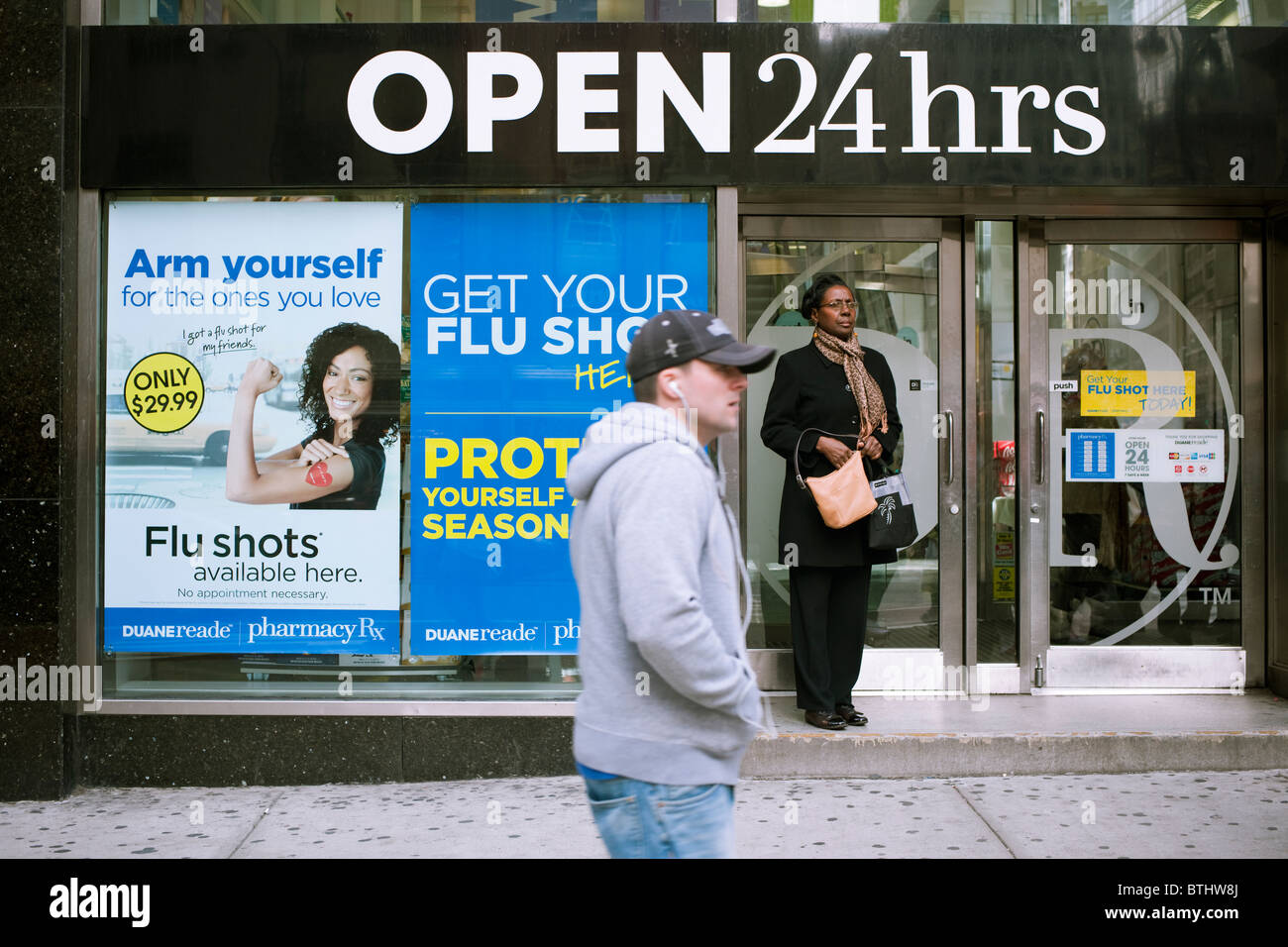 Ein Zeichen, die Werbung, die Grippeschutzimpfung gegen Duane Reade Drogerie in New York zur Verfügung stehen Stockfoto