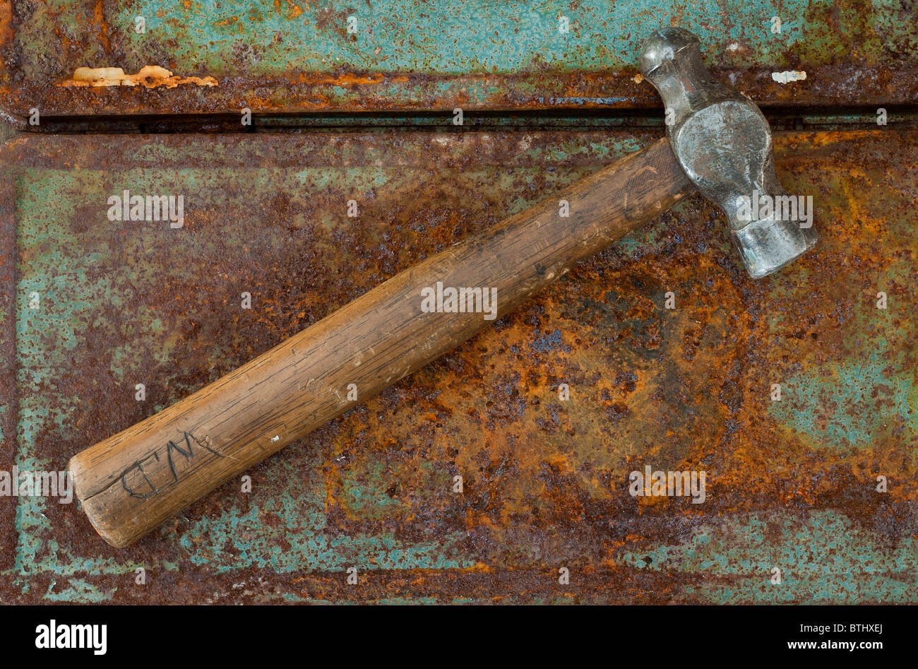Alte Ball-Peen Hammer auf eine rostige Hintergrund Stockfoto
