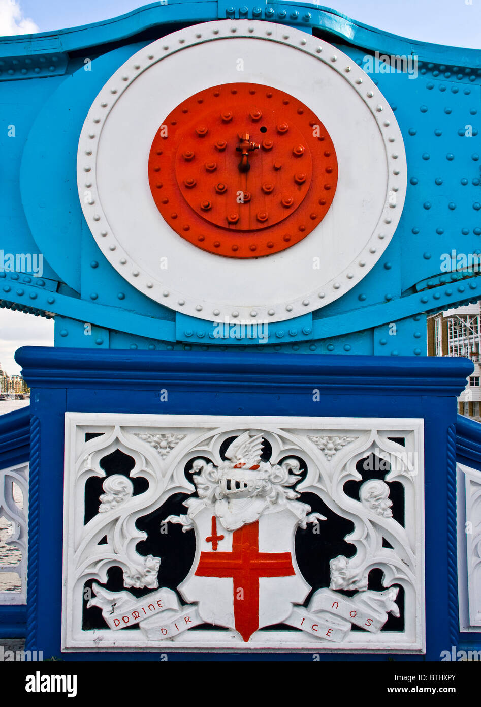 Klasse 1 aufgeführten Tower Bridge Kabel Unterstützung Pin Emblem Abzeichen Wappen Wappen London England Europa Stockfoto