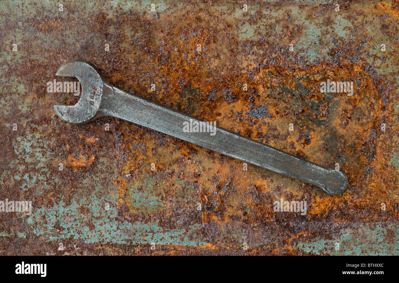 Alte Schlüssel auf einem rostigen Hintergrund Stockfoto