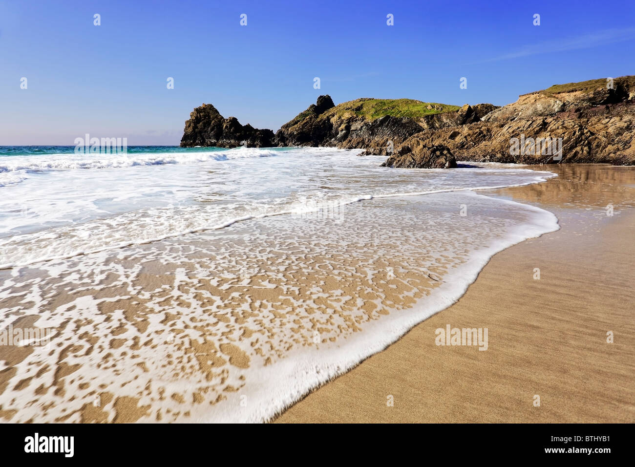 Weißen Surf runden sanft den Sand der Kynance Cove Beach, The Lizard Halbinsel Cornwall Stockfoto