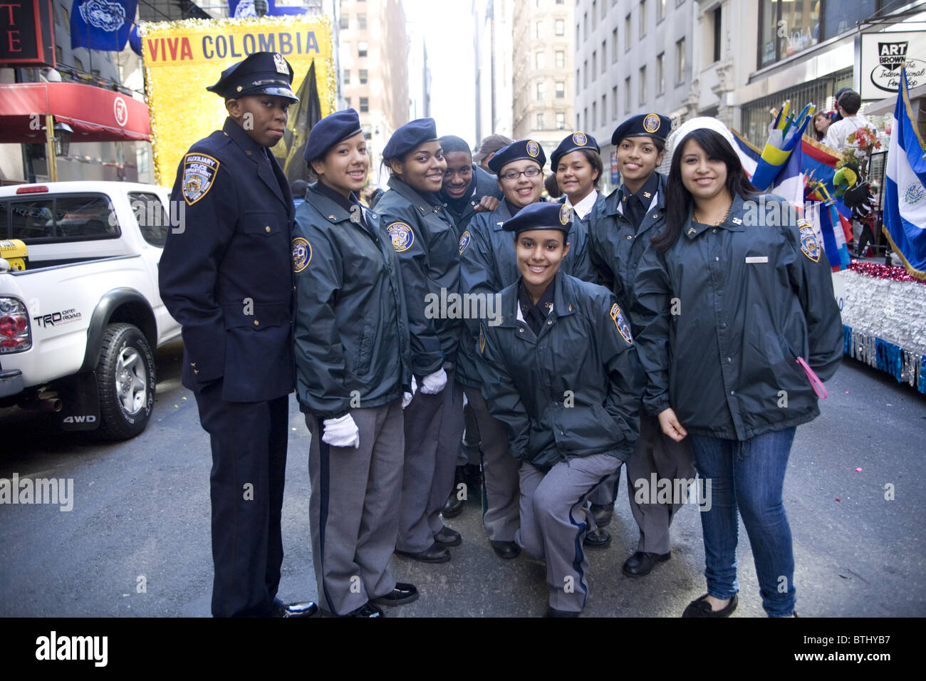 2010: hispanische Parade in New York City. Polizei-Entdecker und Hilfsstoffe (Teenage Group gesponsert von der NYPD) Stockfoto