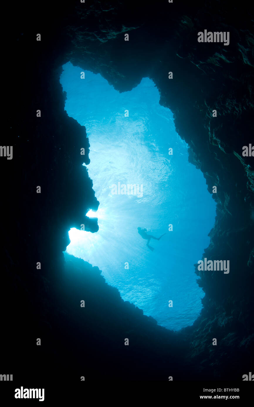 Schnorchler schwebt am oberen Rand ein blaues Loch, das auf dem Barrier Reef von Palau entwickelt. Palau, Mikronesien, Pazifik. Stockfoto