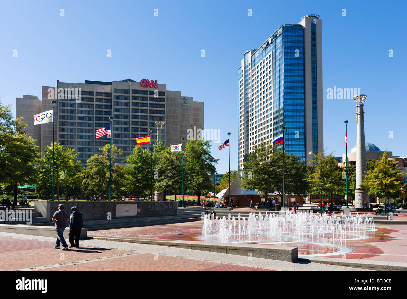 Der Centennial Olympic Park mit dem CNN Center und Omni Hotel hinter Atlanta, Georgia, USA Stockfoto