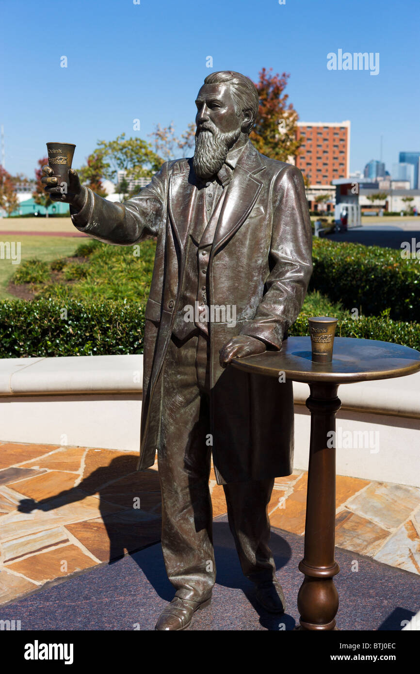 Statue von John Pemberton (Erfinder von Coca Cola) außerhalb der World of Coca Cola, Pemberton Place, Atlanta, Georgia, USA Stockfoto