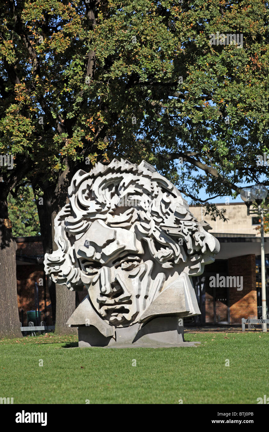 Beethoven Beethoven eine moderne Skulptur vor der Halle Bonn Nordrhein-Westfalen Deutschland Stockfoto