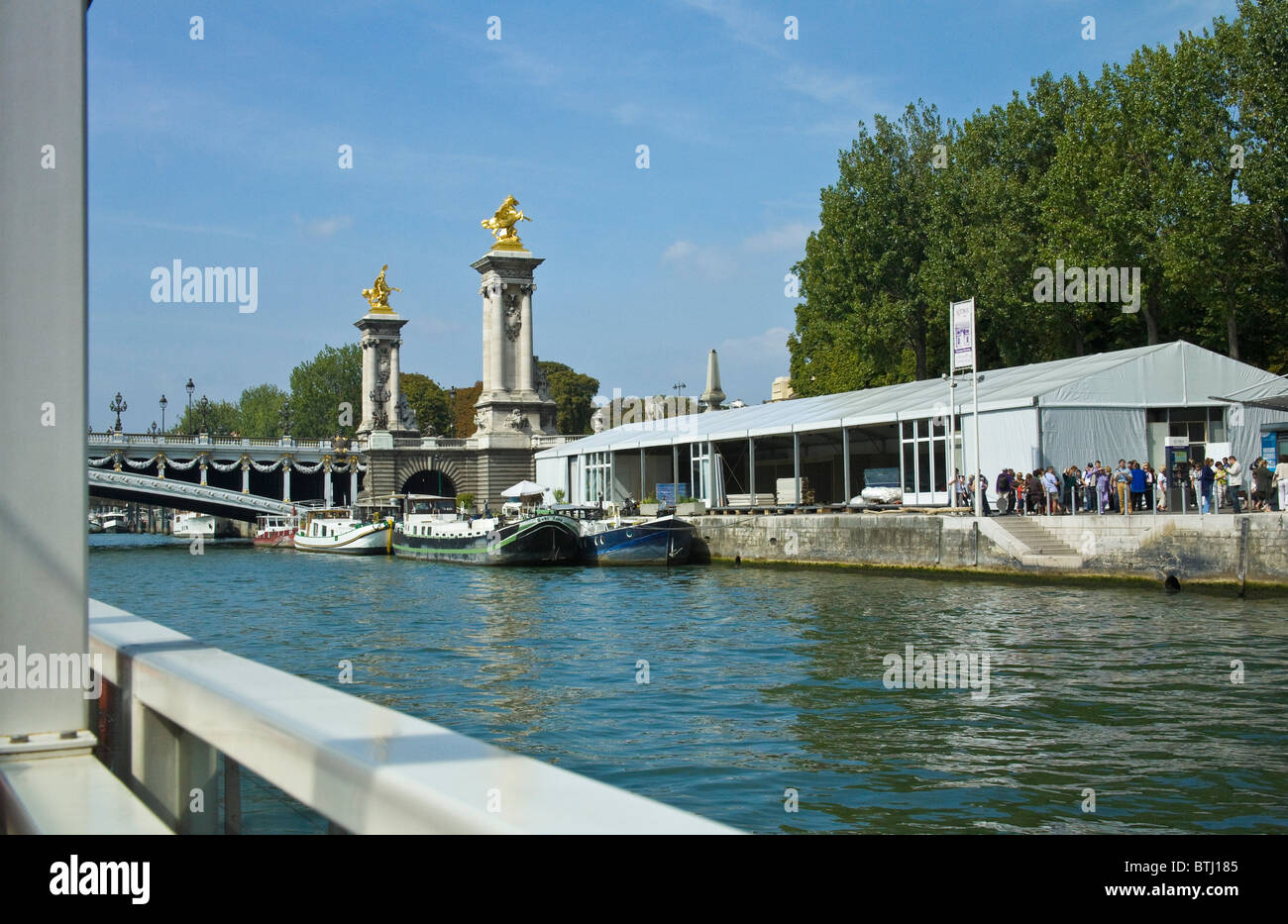 Alexander III Brücke über dem Fluss Seine, Hausboote, Paris, Frankreich Stockfoto