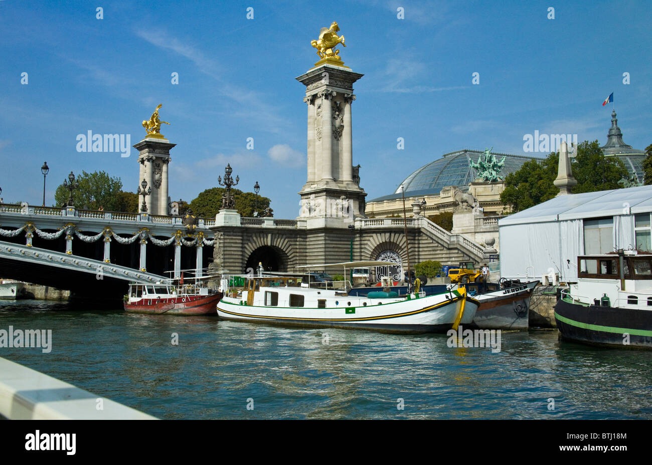 Alexander III Brücke über dem Fluss Seine, Hausboote, Paris, Frankreich Stockfoto