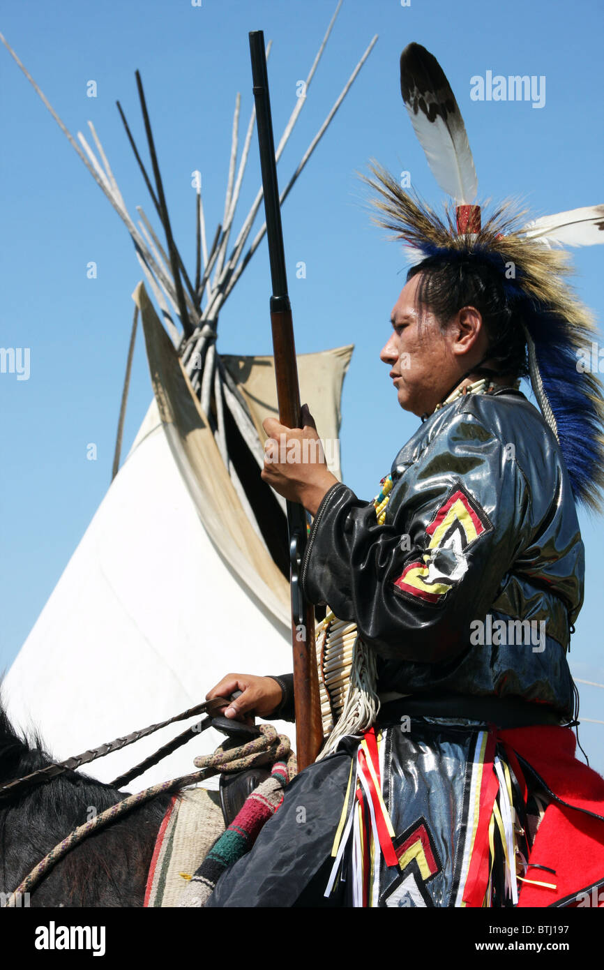 Eine Native American Indian auf dem Pferd neben einem tipi Stockfoto