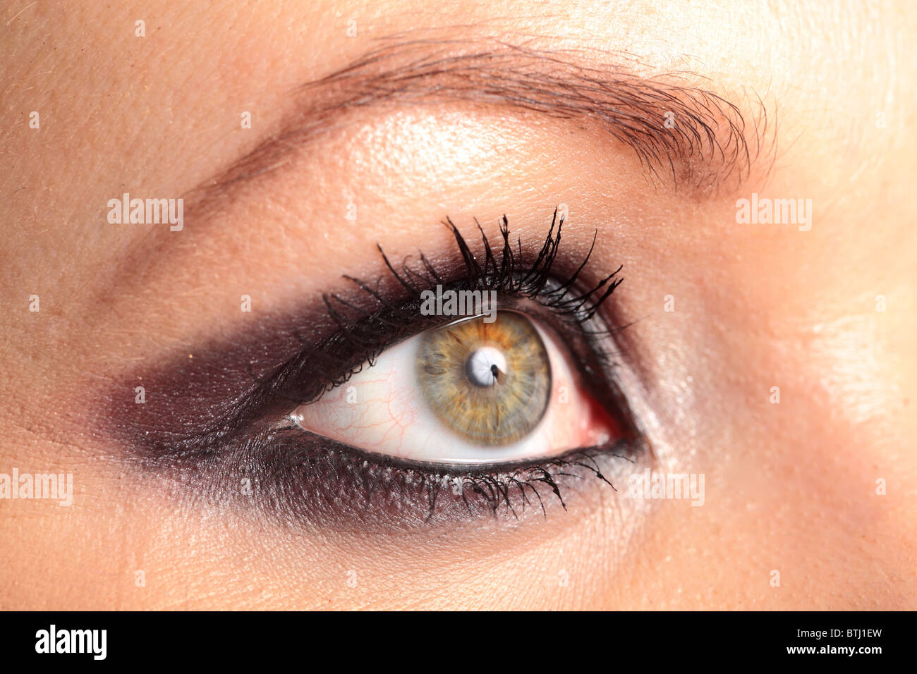 Womans Auge mit Make-Up und Studio Lichtreflexion Stockfoto