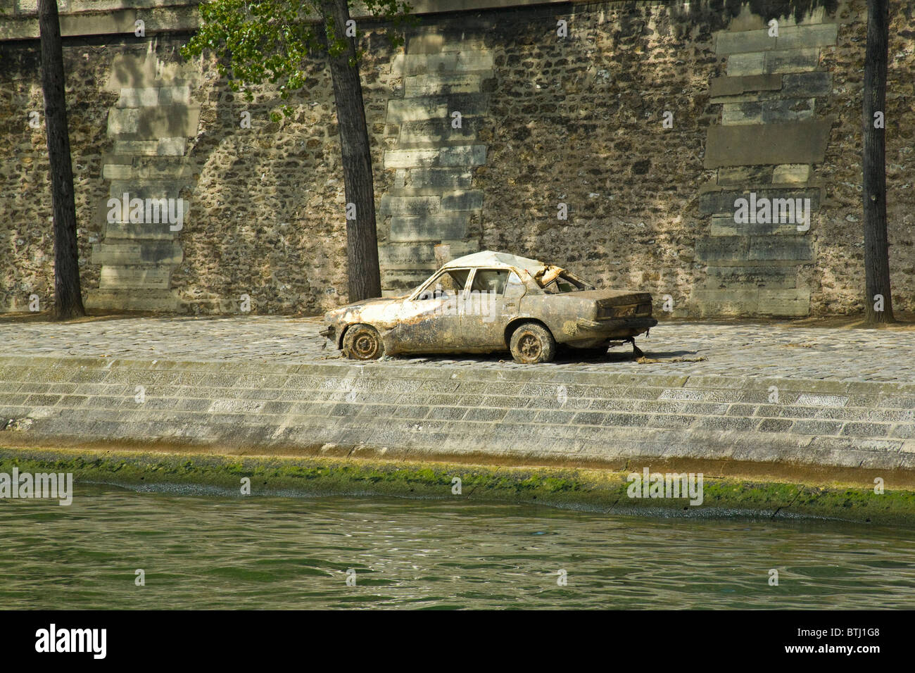 Wasser beschädigt Auto am Ufer der Seine, Paris, Frankreich Stockfoto