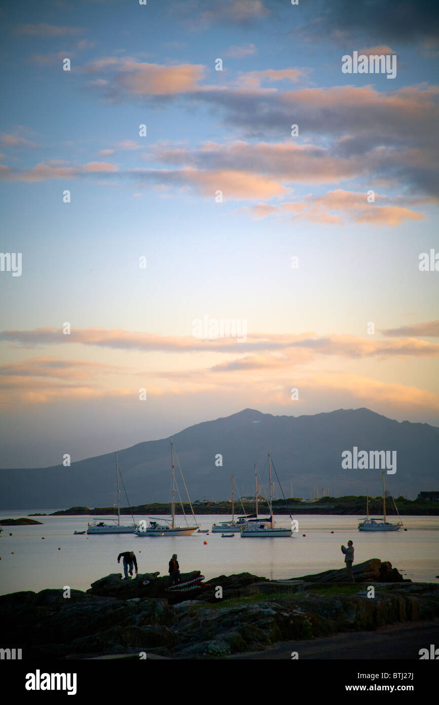 Aussicht auf die Küste bei Millport auf der Isle of Cumbrae. Mit der Isle of Arran in der Ferne. Ayrshire, Scoltland Stockfoto