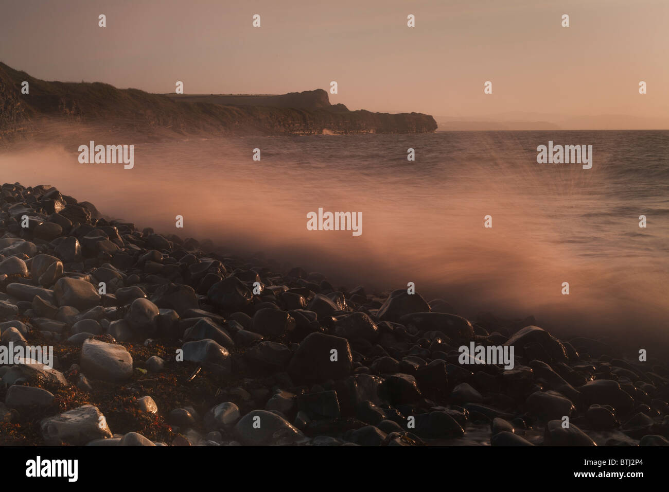 Welle gegen die Felsen am Kilve Strand bei Flut. Stockfoto