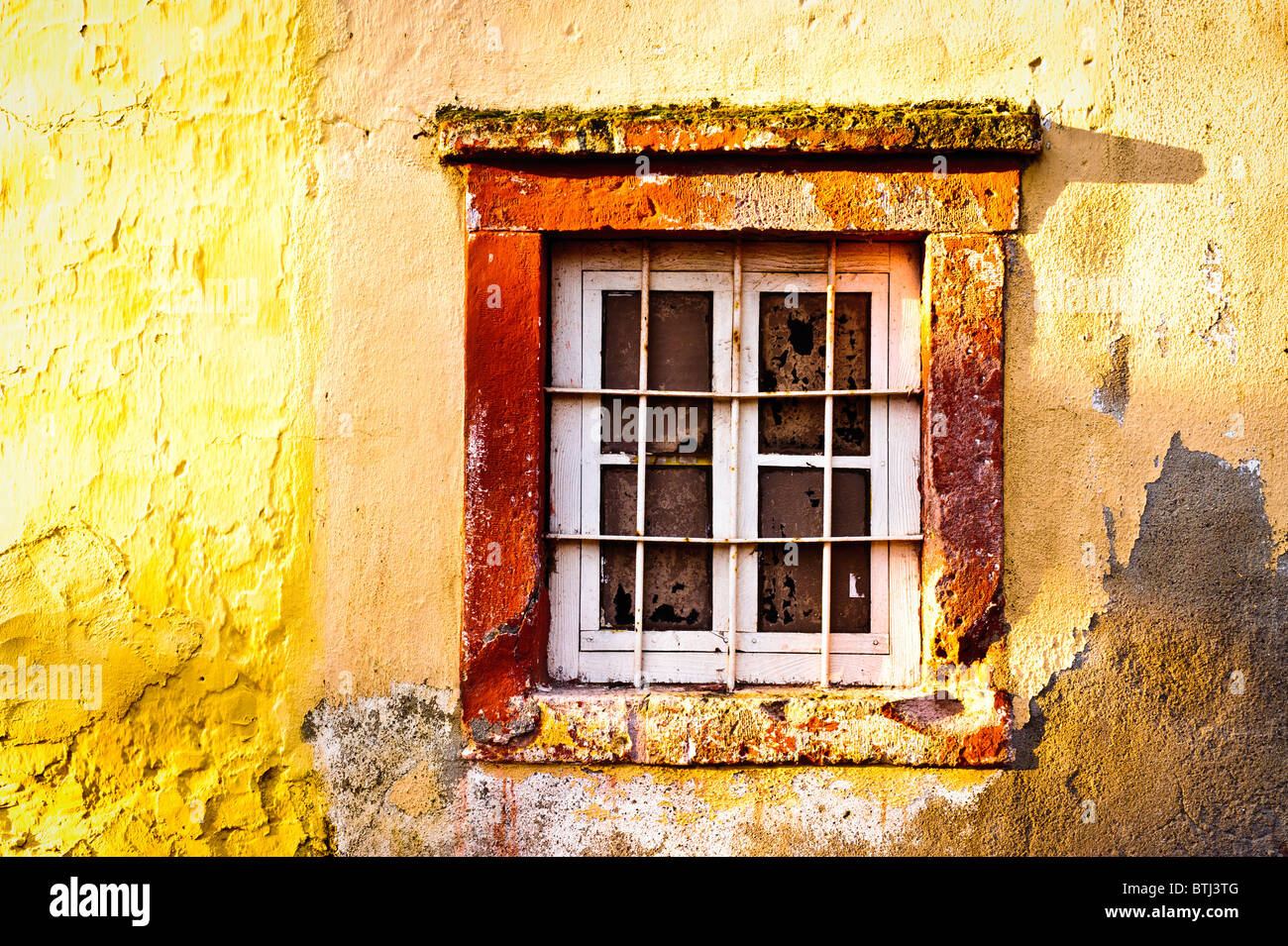 Das Fenster eines alten Hauses in der Stadt von Cunda Insel, in der Nähe  von Ayvalik, Türkei Stockfotografie - Alamy