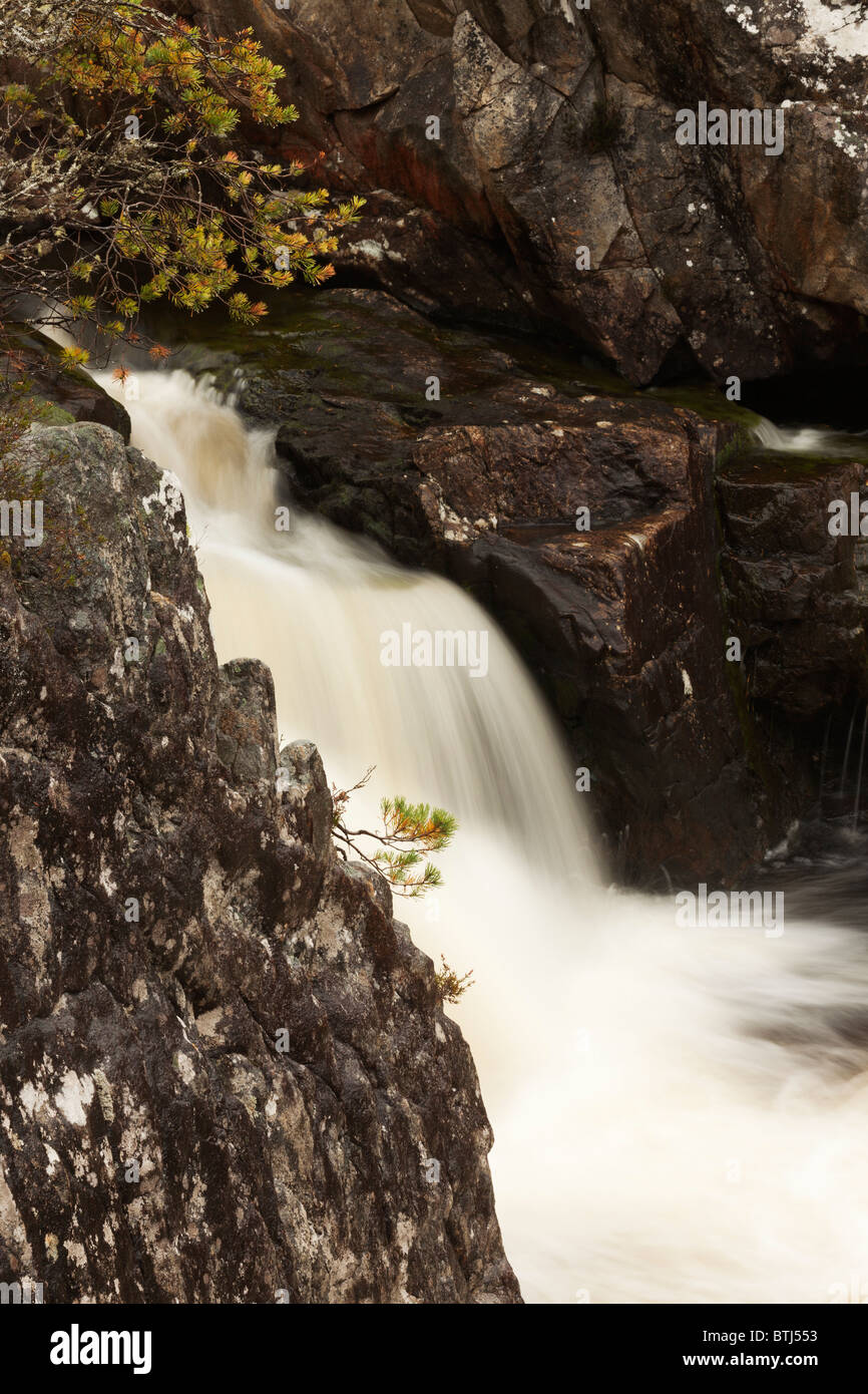 Wasserfall auf dem Fluss Farrar, in der Nähe von Cannich. Stockfoto