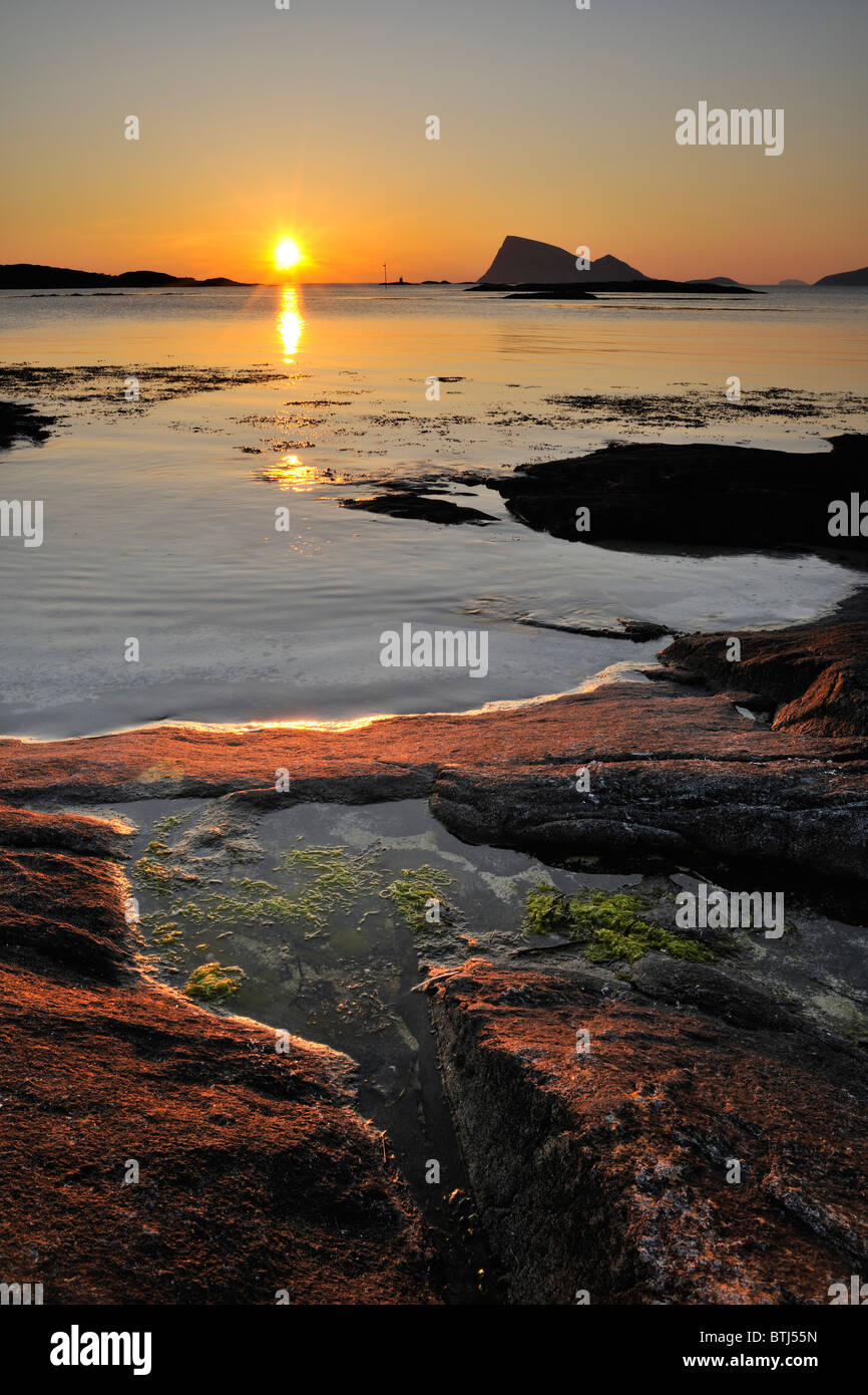 Mitternachtssonne auf Sommaroy in der Nähe von Tromsø, Nordnorwegen. Stockfoto