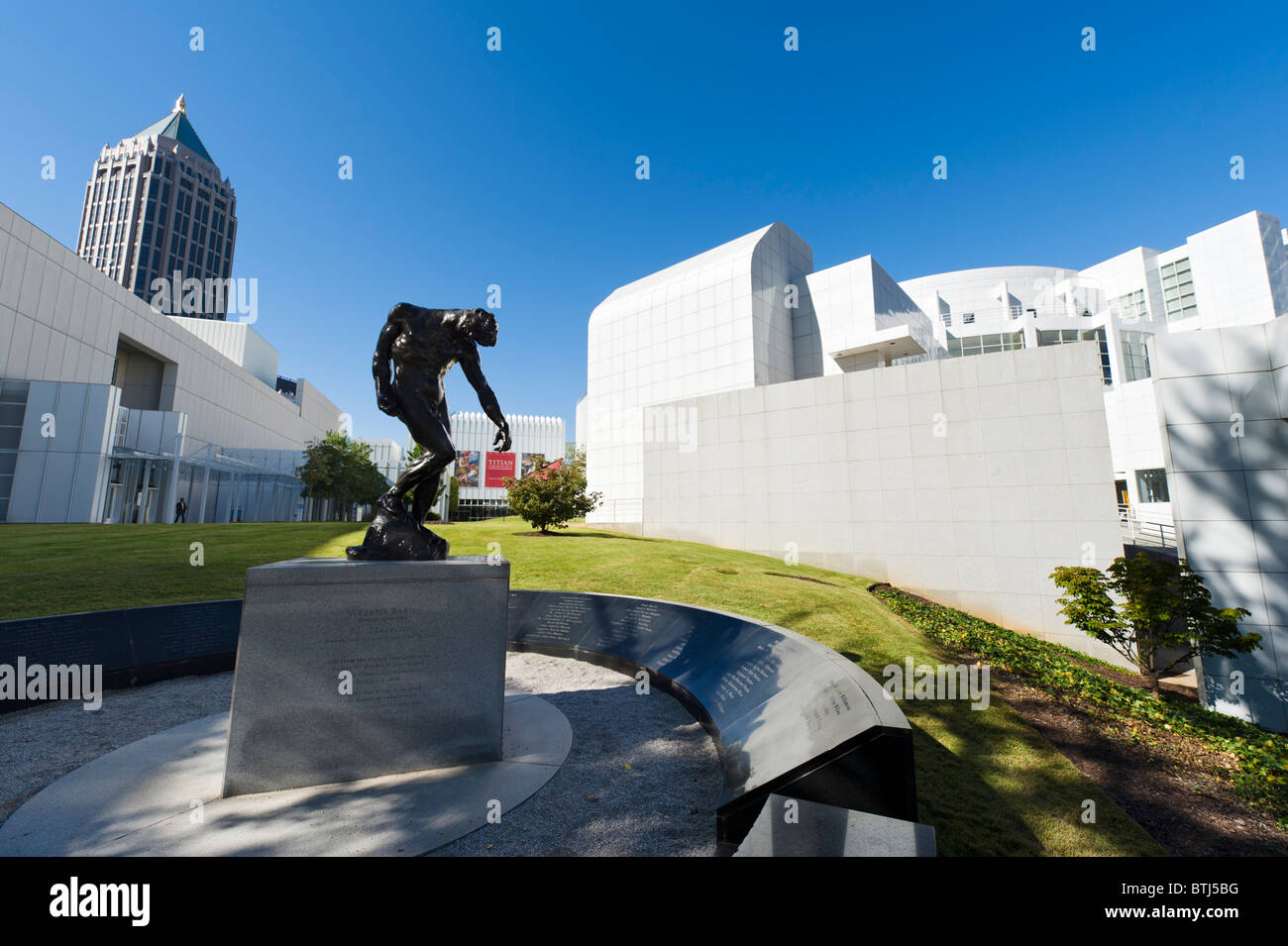 High Museum of Art mit Rodin Skulptur "Der Schatten" in den Vordergrund, Woodruff Arts Center, Midtown Atlanta, Georgia, USA Stockfoto