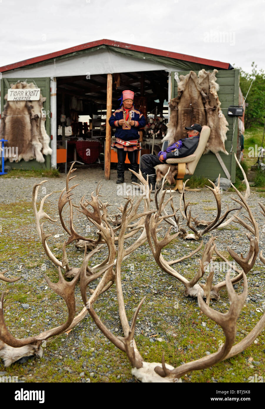 Sami Leute mit Kunsthandwerk und Souvenirs wie Rentierfell und Geweih. Isnestoften in der Nähe von Alta, Finnmark, Nord-Norwegen. Stockfoto