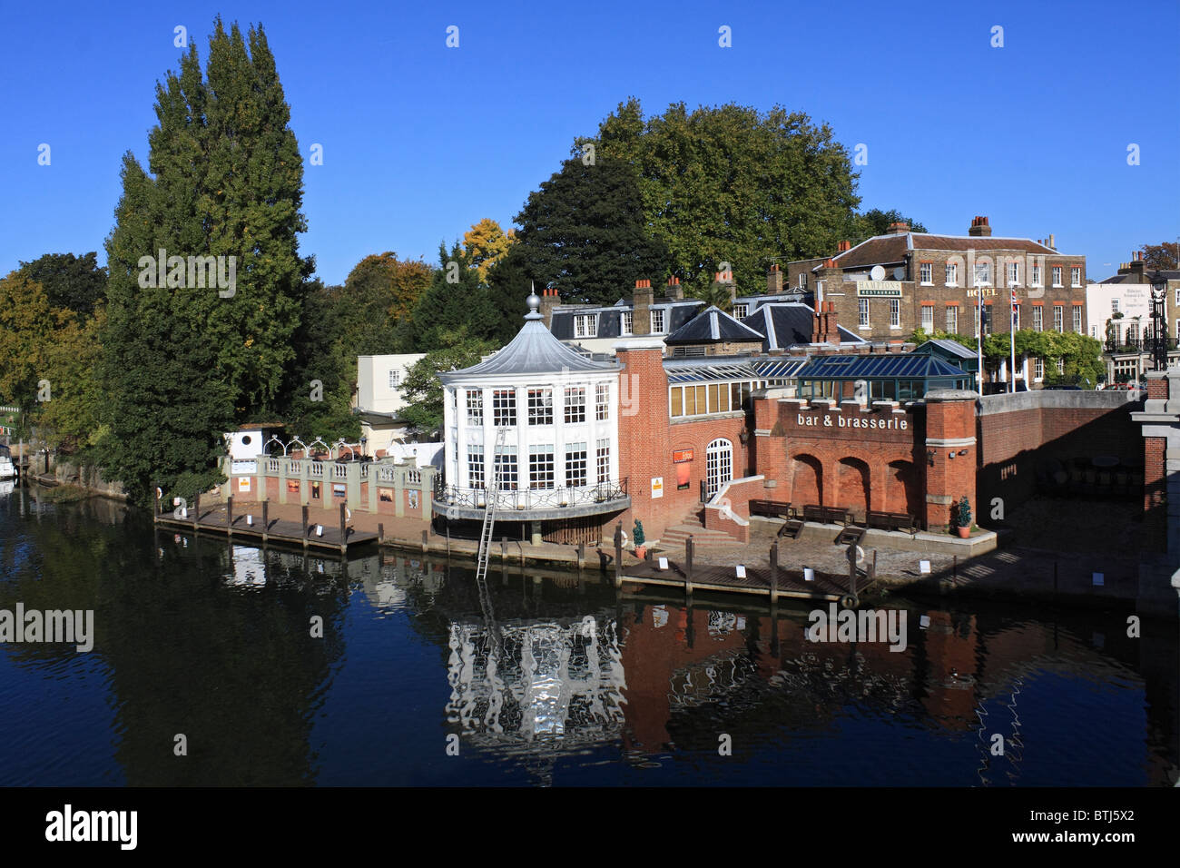 Das Mitre Hotel und Restaurant an der Hampton Court Bridge an der Themse an Molesey, England UK. Stockfoto