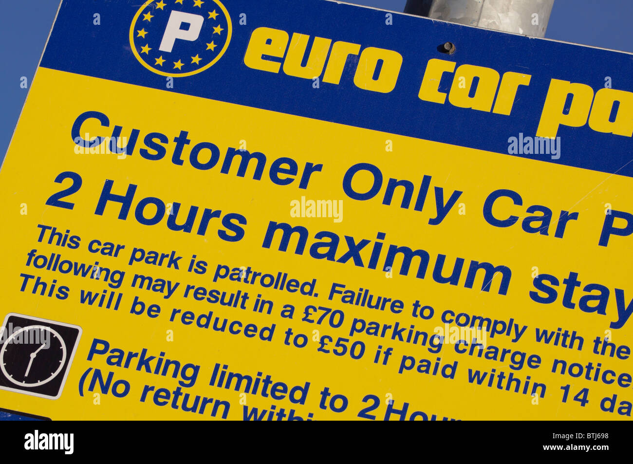 Schild Warnung vor hohen Geldstrafen verhängt von einem privaten Parkplatz-Management-Gesellschaft auf die Benutzer von einem Lidl-Parkplatz in UK Stockfoto