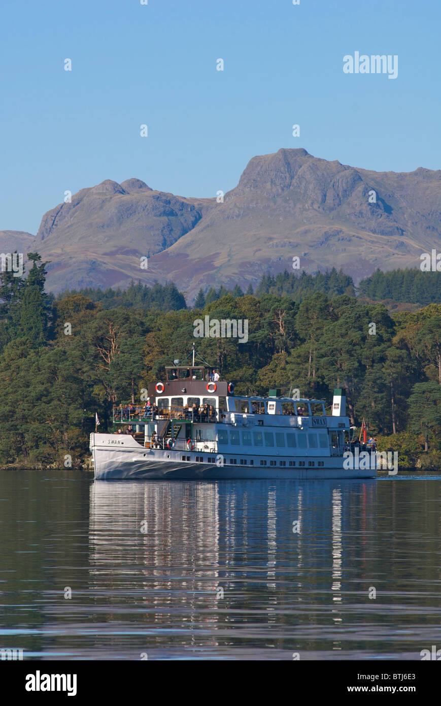 Dampfer - Schwan - am Lake Windermere, gesichert durch die Langdale Pikes, Nationalpark Lake District, Cumbria, England UK Stockfoto