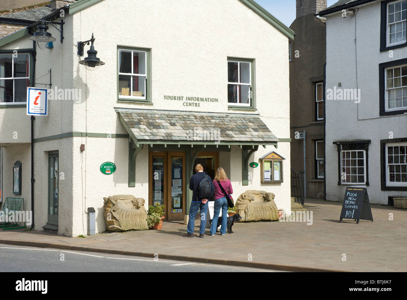 Junges Paar vor der Tourist Information Centre in Kirkby Stephen, Cumbria, England UK Stockfoto