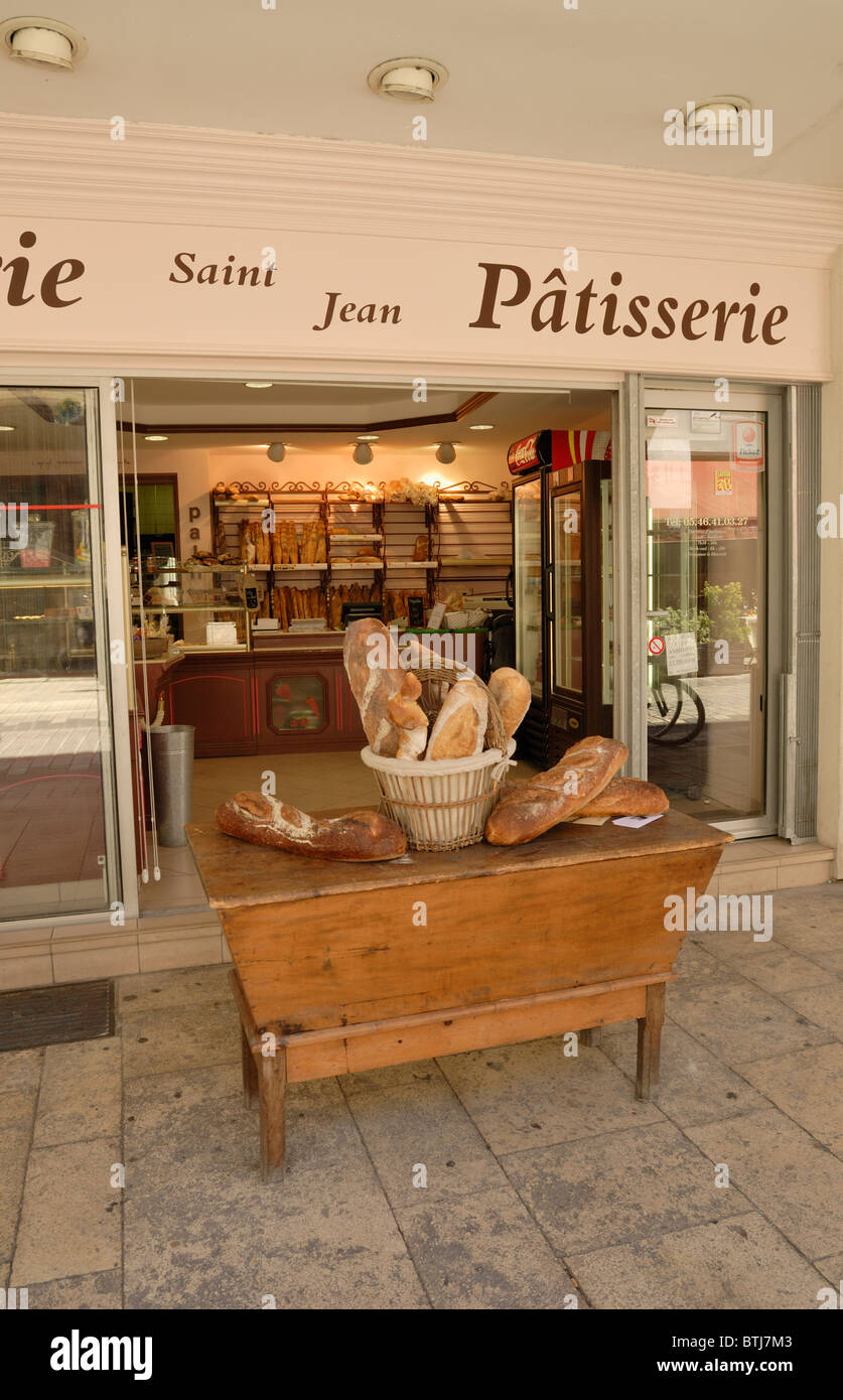 Korb mit Brot auf einen alten Tisch vor einer französischen Bäckerei in La Rochelle, Charente-Maritime Frankreich angezeigt. Stockfoto