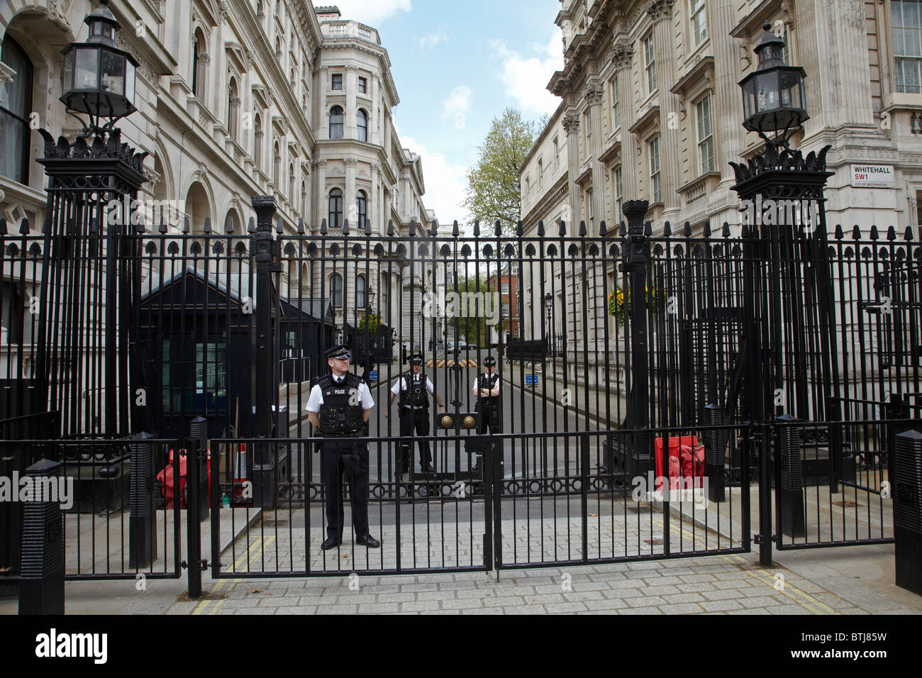 Tore und Polizei Schutz der Downing Street, London, England, Vereinigtes Königreich Stockfoto