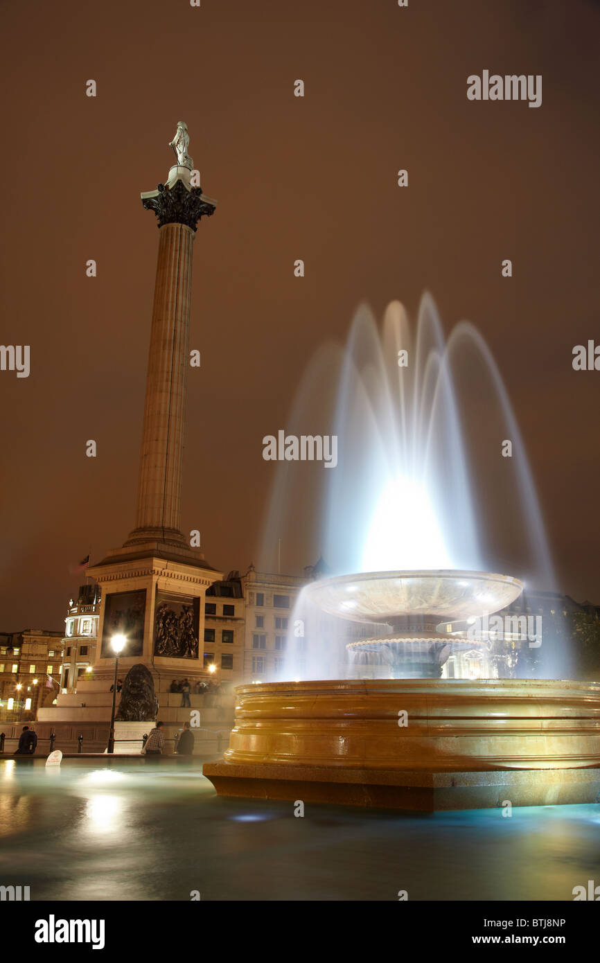 Nelson Säule und Brunnen, Trafalgar Square, London, England, Vereinigtes Königreich Stockfoto