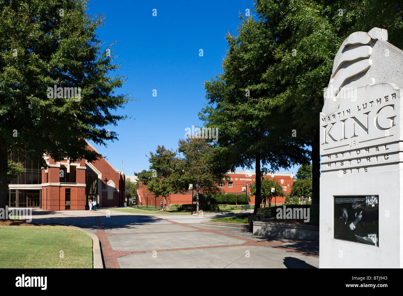 Eingang an der Martin Luther King Jr. National Historic Site mit der neuen Ebenezer Baptist Kirche hinter Atlanta, Georgia, USA Stockfoto