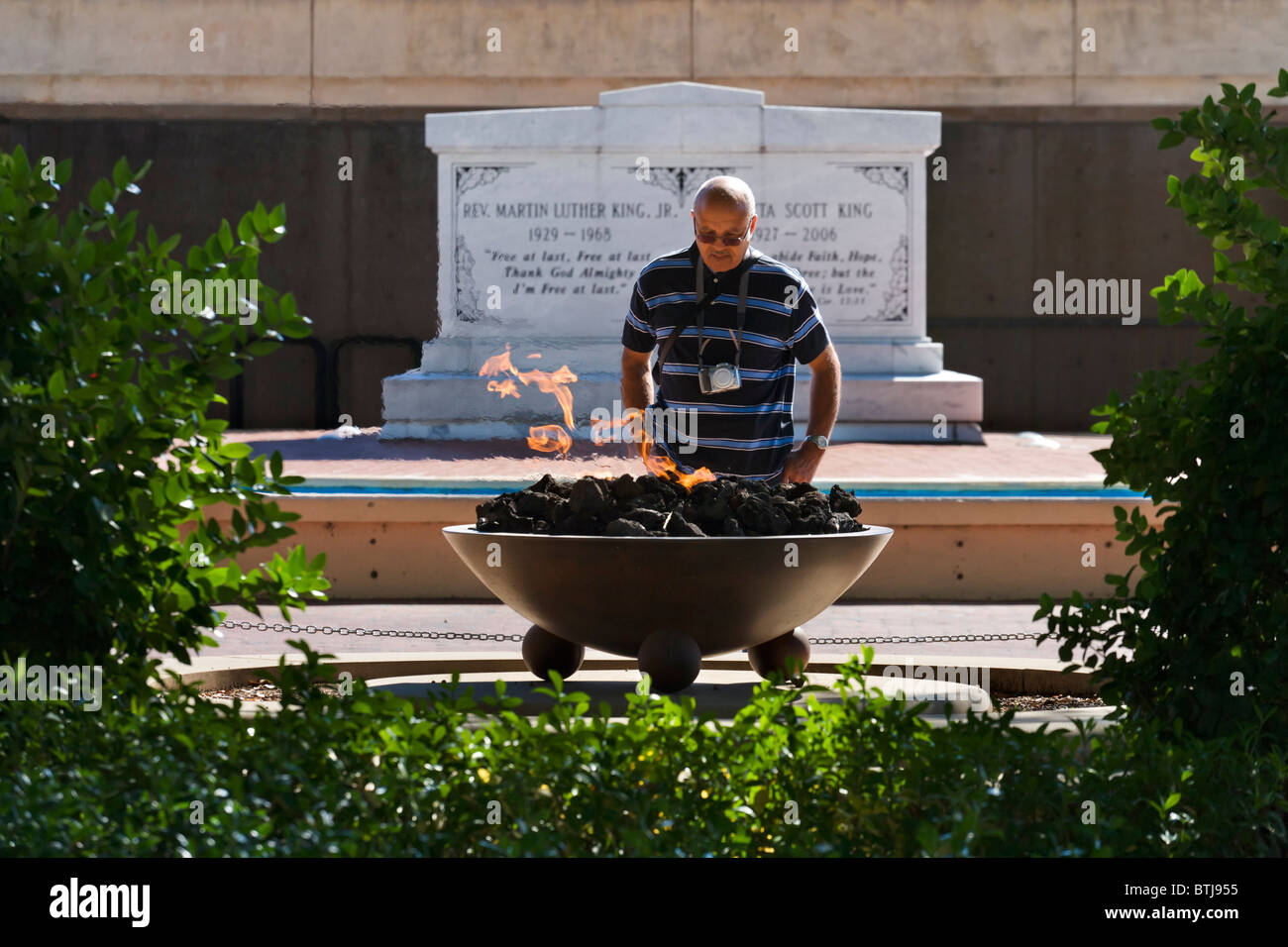 Afrikanische amerikanische Besucher vor Eternal Flame mit MLK Grab hinter Martin Luther King Historic Site, Atlanta, Georgia, USA Stockfoto