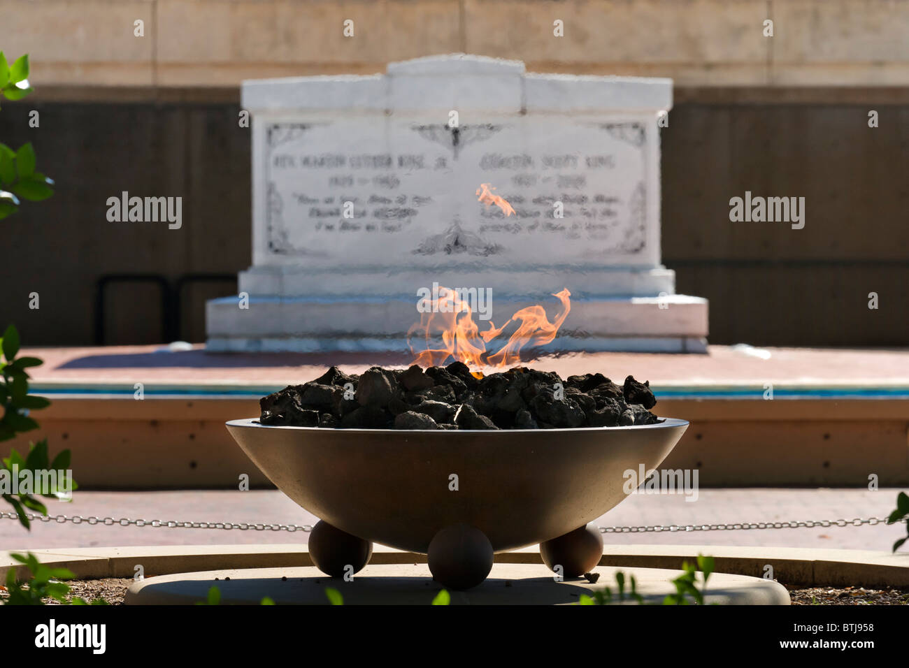 Die ewige Flamme mit MLK Grab hinter Martin Luther King Jr. National Historic Site, Atlanta, Georgia, USA Stockfoto