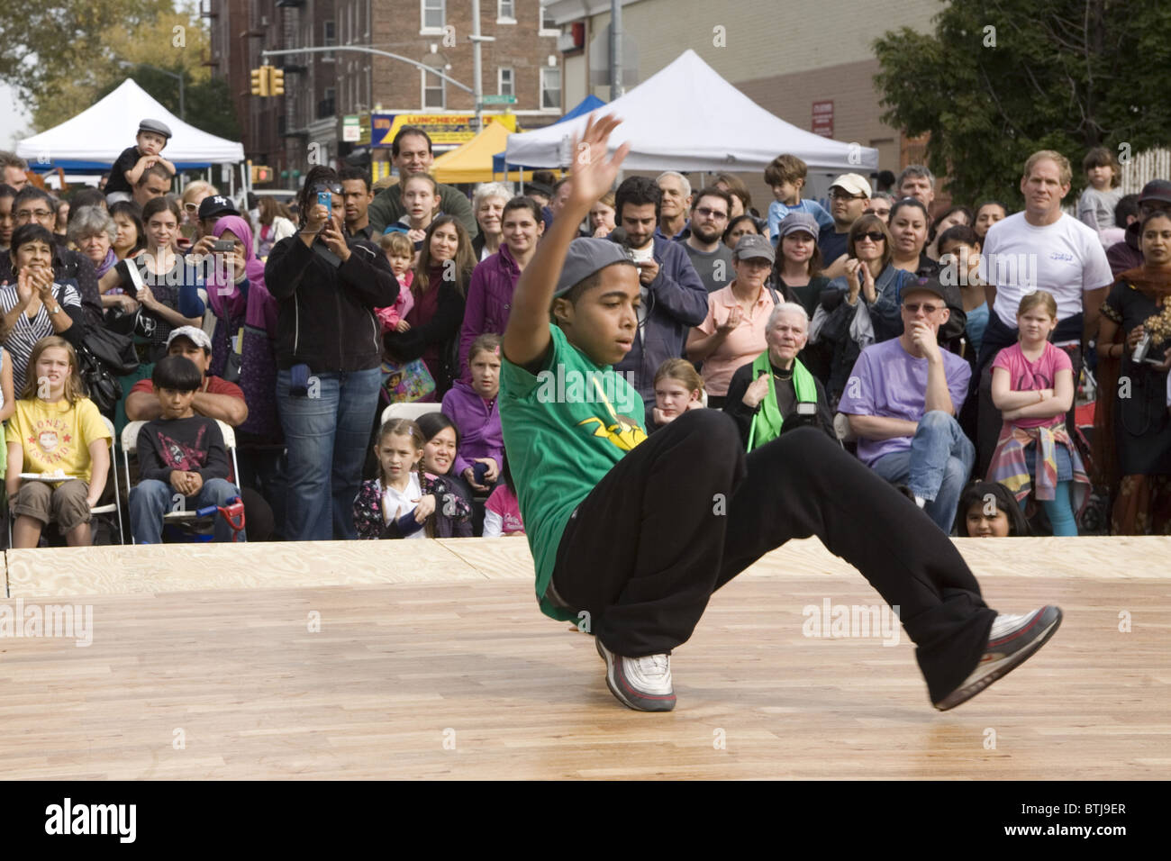 Junge Tänzer bei einem Festival der Kulturen der Welt in Brooklyn, New York. Teen Hiphop Künstler auf der Bühne. Stockfoto
