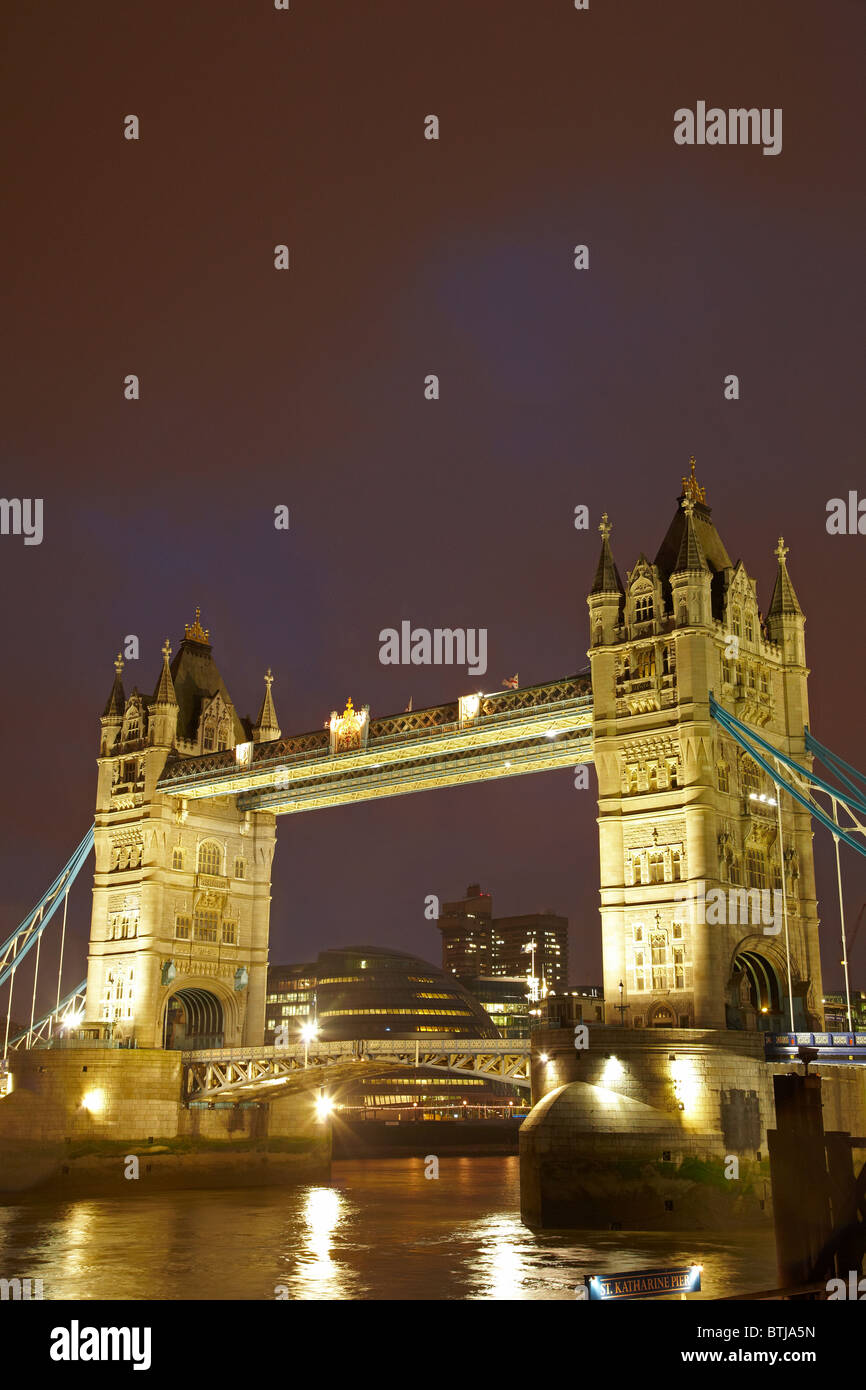 Tower Bridge und der Themse bei Dämmerung, London, England, Vereinigtes Königreich Stockfoto