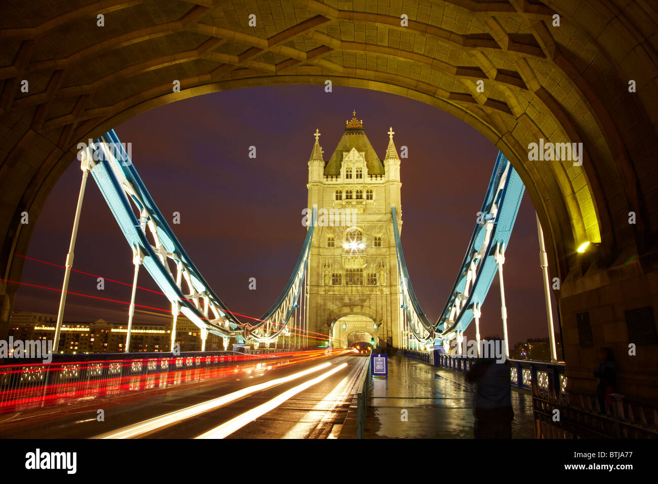 Verkehr auf Tower Bridge bei Nacht, London, England, Vereinigtes Königreich Stockfoto