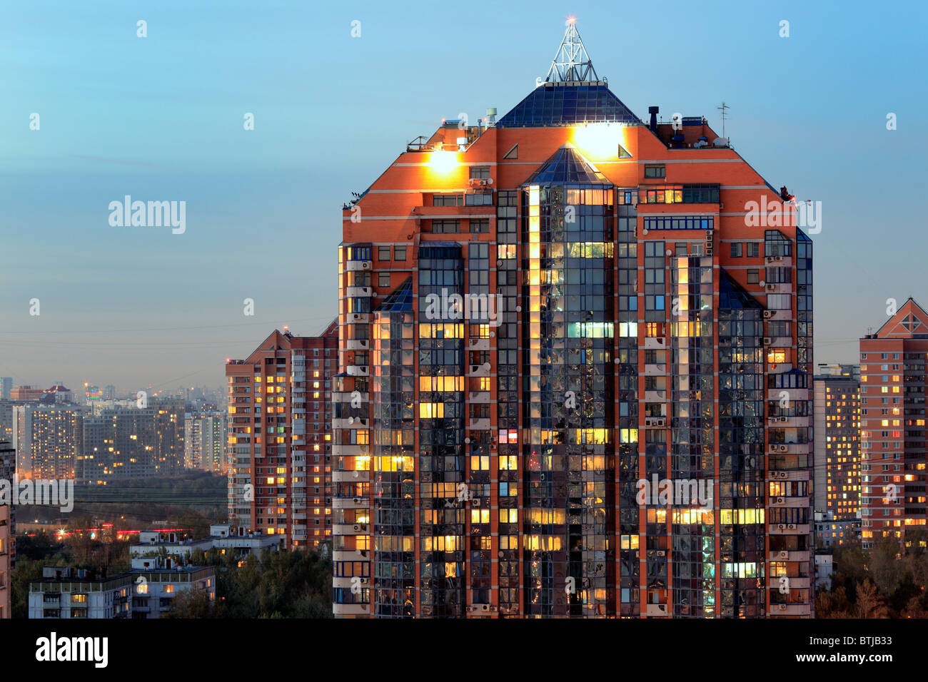Mehrfamilienhäuser in der Nacht, Moskau, Russland Stockfoto