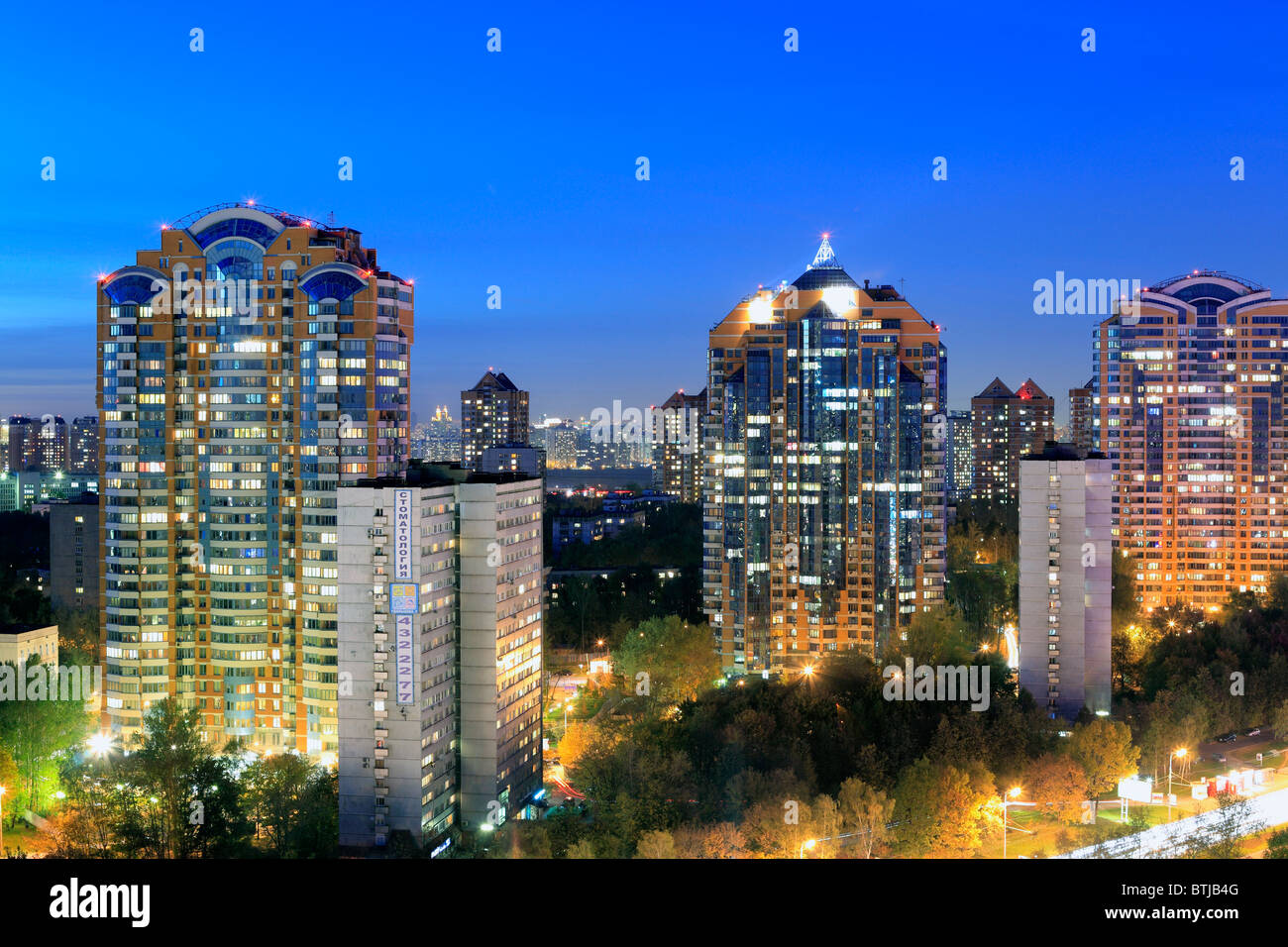 Mehrfamilienhäuser in der Nacht, Moskau, Russland Stockfoto