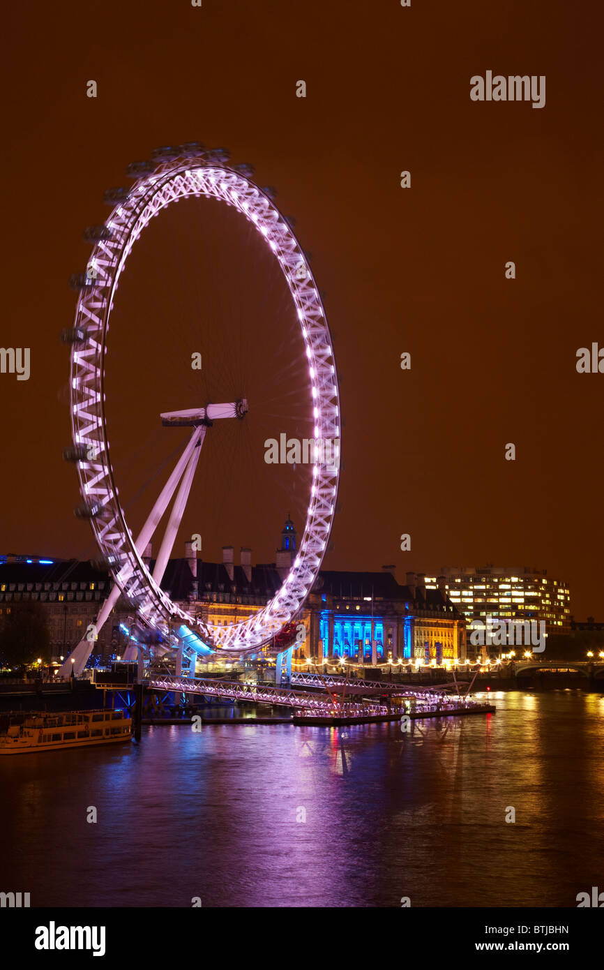 London Eye und County Hall spiegelt sich in der Themse bei Dämmerung, London, England, Vereinigtes Königreich Stockfoto