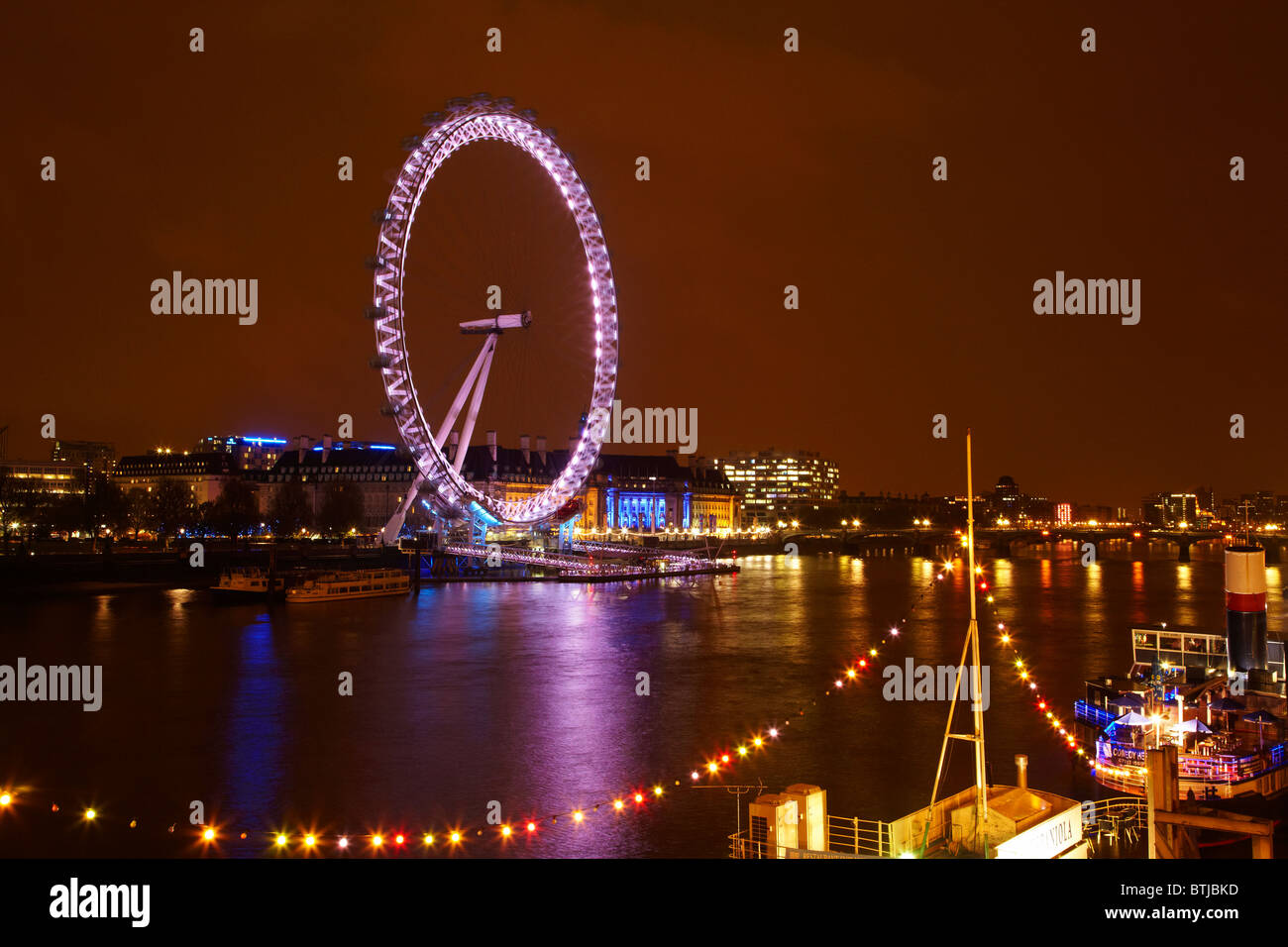 London Eye, die Themse und die Lichter vom Restaurant Schiff RS Hispaniola, London, England, Vereinigtes Königreich Stockfoto