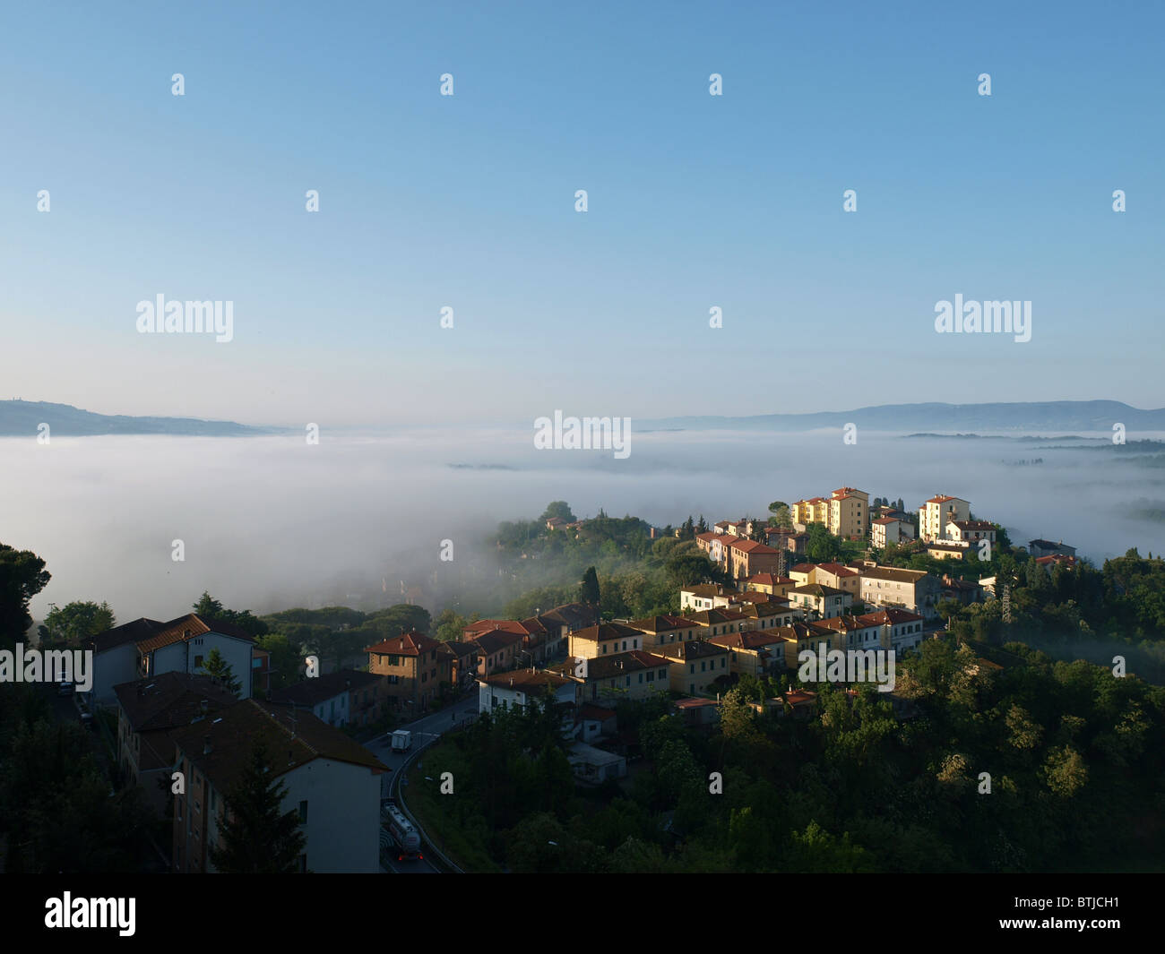 Fabelhafte Landschaft der nebligen Morgen in der Toskana. Das Tal zwischen Montepulciano und Chiusi Stockfoto