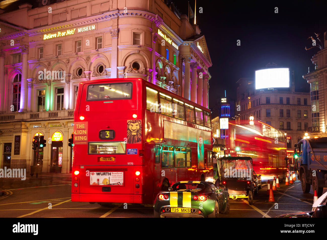 Der London Pavilion und Verkehr bei Nacht, Piccadilly Circus, London, England, Vereinigtes Königreich Stockfoto