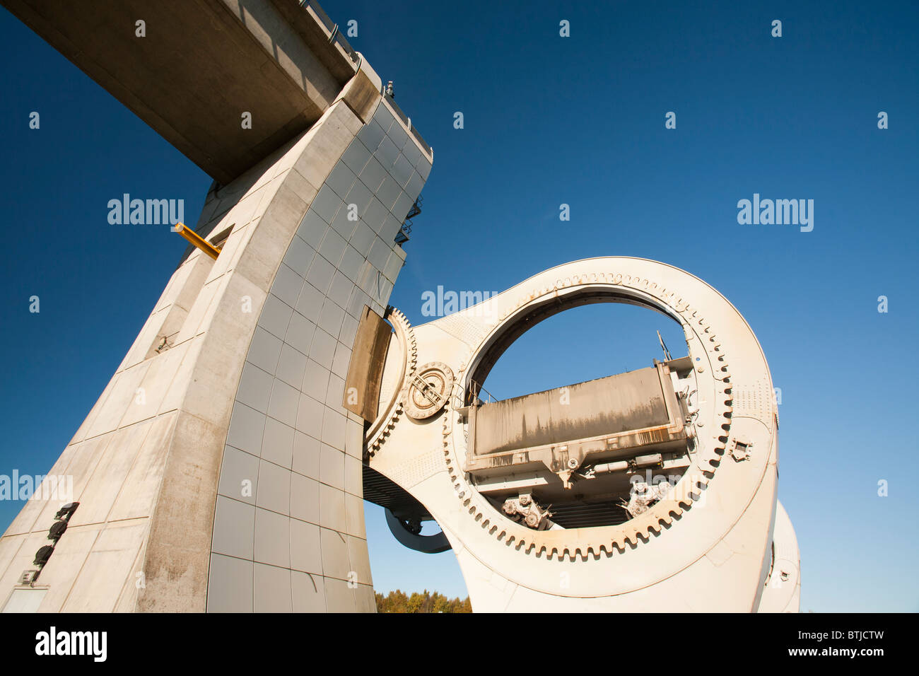 Das Falkirk Wheel in Falkirk in Schottland, Vereinigtes Königreich. Es ist eine einzigartige drehende Schiffshebewerk verbindet den Forth und Clyde Kanäle. Stockfoto