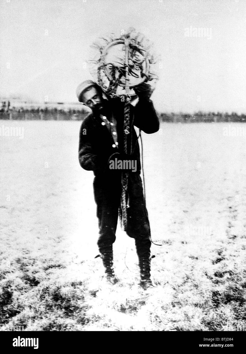Albert Berry trägt seinen Fallschirm auf seiner Schulter. Er war die erste Person, die 1912 von einem Flugzeug mit einem Fallschirm springen. Courtes Stockfoto