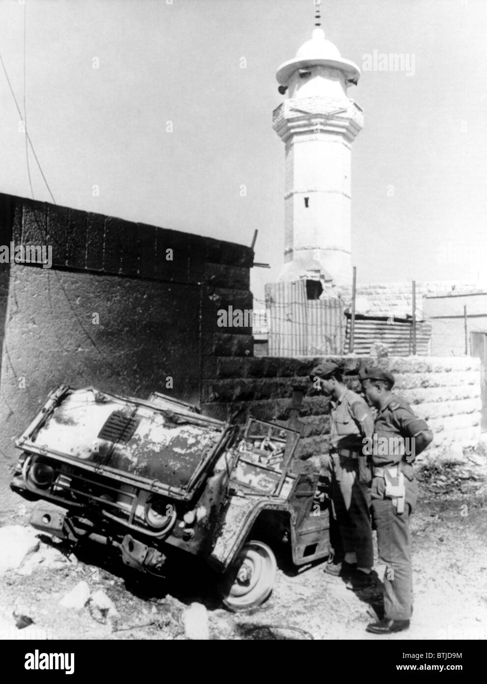 Arabisch-israelischen Krieg, Royalist Soldaten inspizieren die gebrannte Hulk ein Kommando-Fahrzeug vor Guerilla-Hauptquartier, Amman, Jor Stockfoto