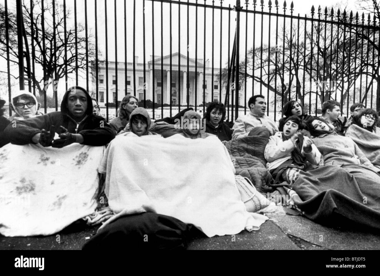Bürgerliche Rechte Demonstranten bei eine ganze Nacht Mahnwache vor dem weißen Haus. Sie wollen Präsident Johnson zu Bundesrepublik pro Stockfoto