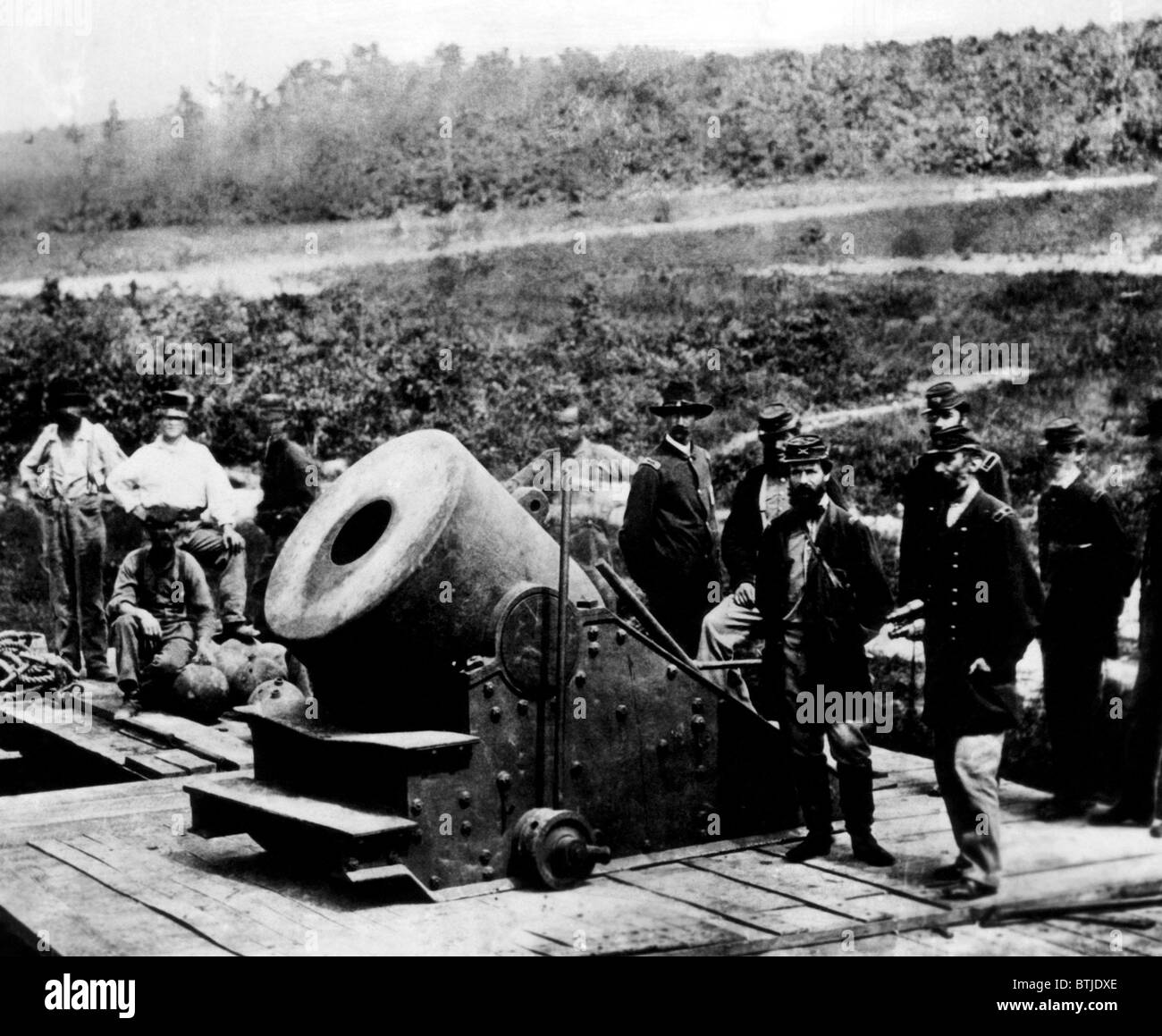 Der amerikanische Bürgerkrieg, Unionssoldaten rund um den Diktator, ein 13-Zoll-Belagerung Mörser Kanone, ca. 1861. CSU-Archiv/Courtes Stockfoto