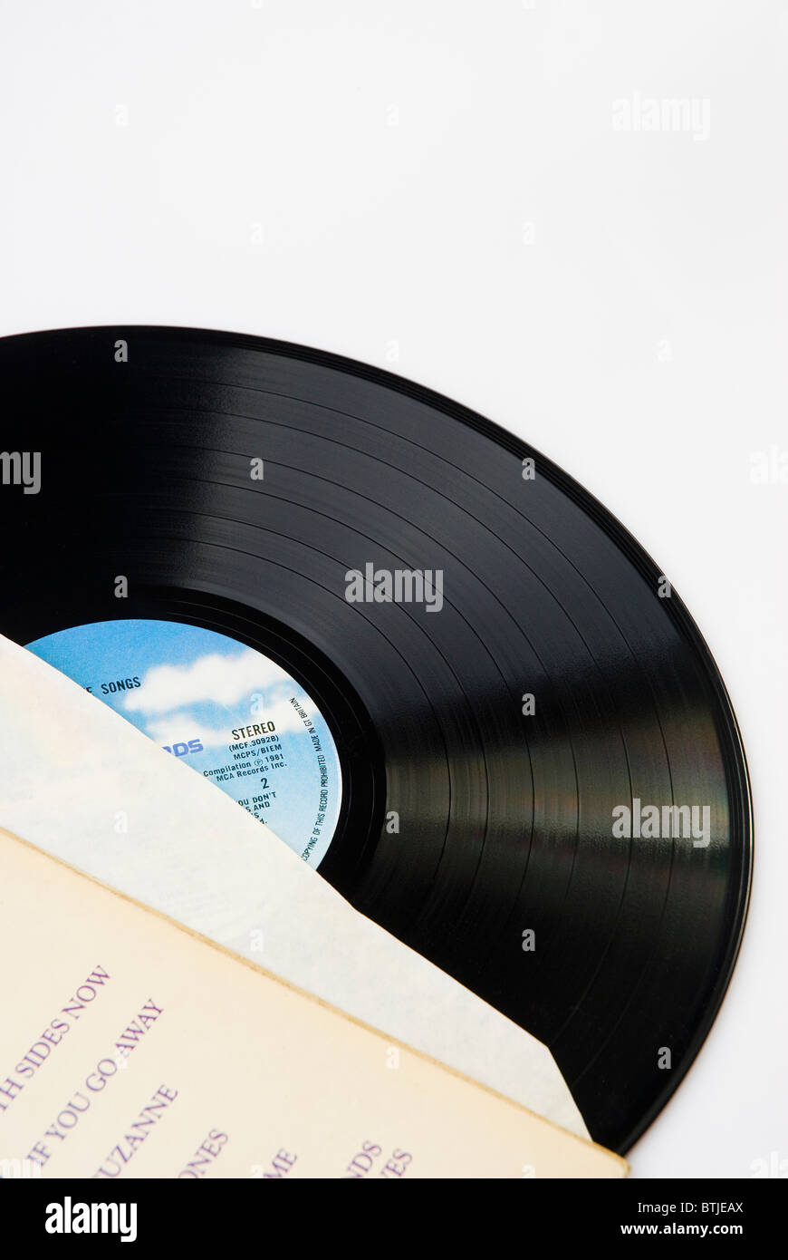 Vinyl-Schallplatte, teilweise in die schützende Hülle eingeschlossen. Stockfoto